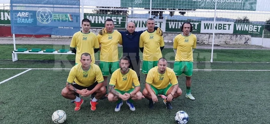 Елвиса и компания бият във „В“ група