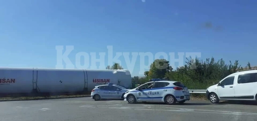 ТИР се обърна на Е-79 и затапи пътя между Видин и Монтана СНИМКИ