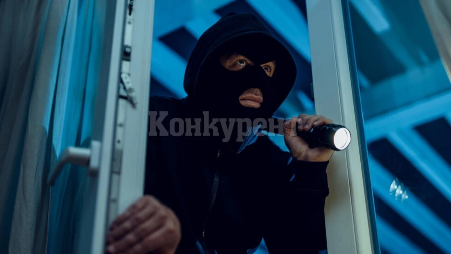 Пращат на съд служител на МВР, крал бижута и якета