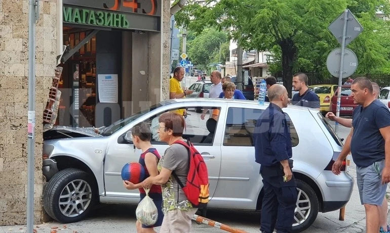 Зрелищна каскада! Пиян с „Голф“ се заби челно в паркиран „Опел“ и магазин в Лом