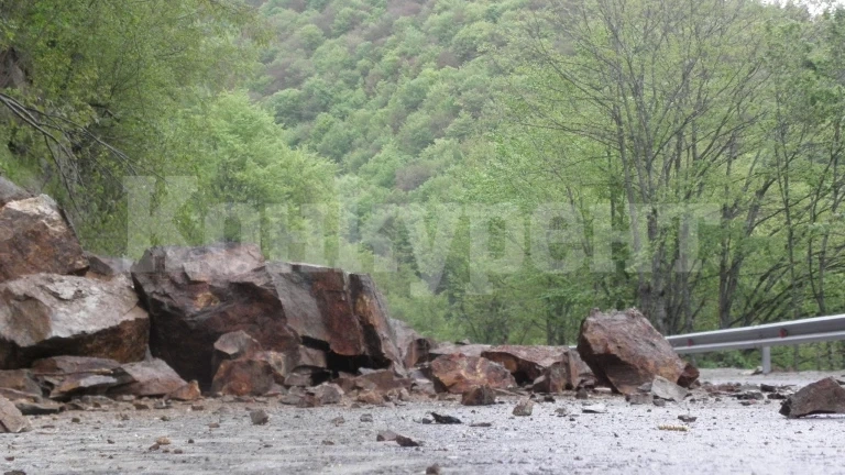 Засичат как се движат земните маси в свлачището край Орсоя
