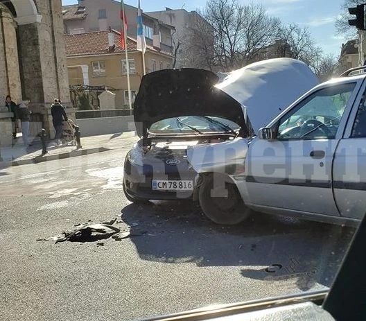 Двама шофьори се джаснаха на кръстовище в Бяла Слатина, удариха ги с актове