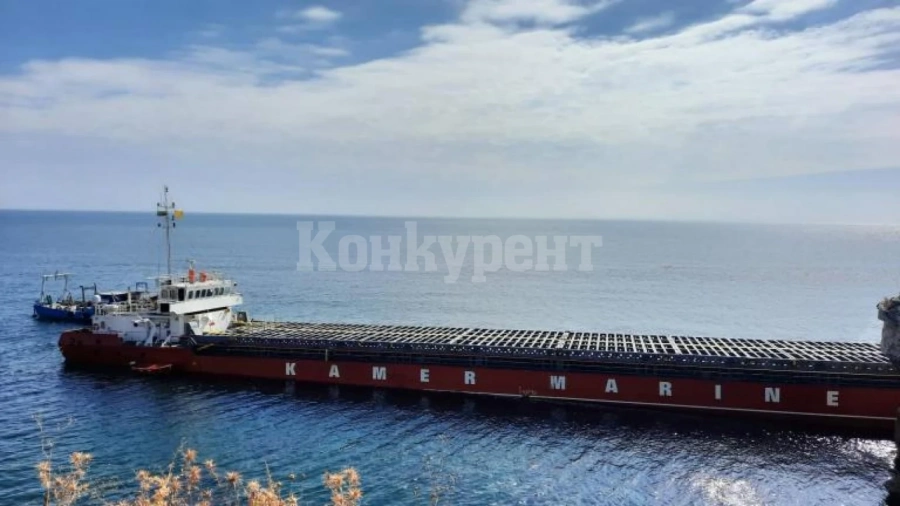 Овладяват ситуацията със заседналия кораб до утре