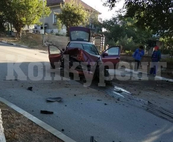 Нов ужас в Гложене, кола се заби в дърво – двама са ранени СНИМКИ