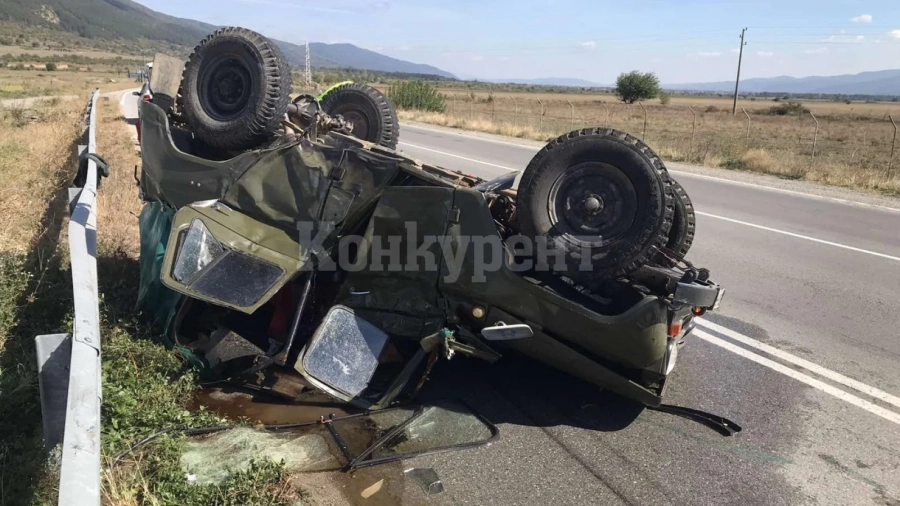 Ужас на пътя: Тир помете военен джип