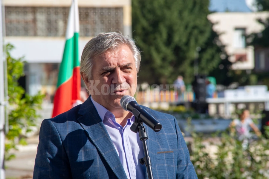 Поздравителен адрес от кмета на Мездра до учителите 