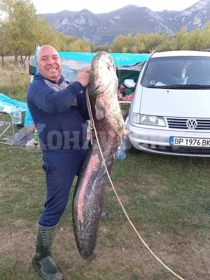Диджей Бартер изби рибата край Враца, вижте какъв звяр извади от водата СНИМКИ