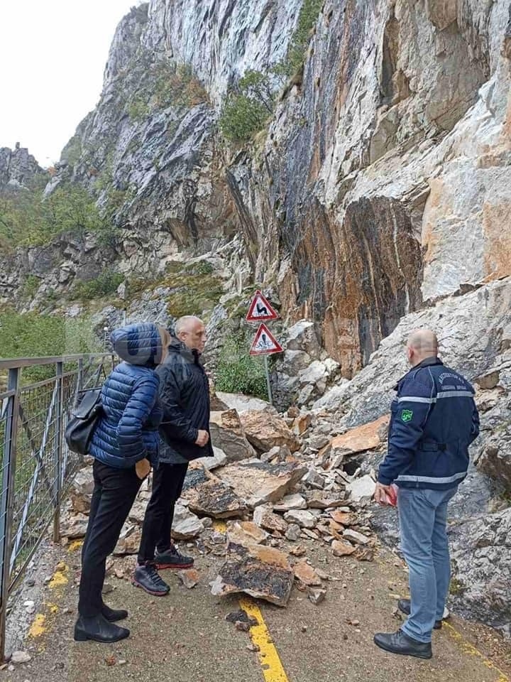 Комисия е на оглед на Велоалеята във Враца, където вчера се срути скална маса СНИМКИ