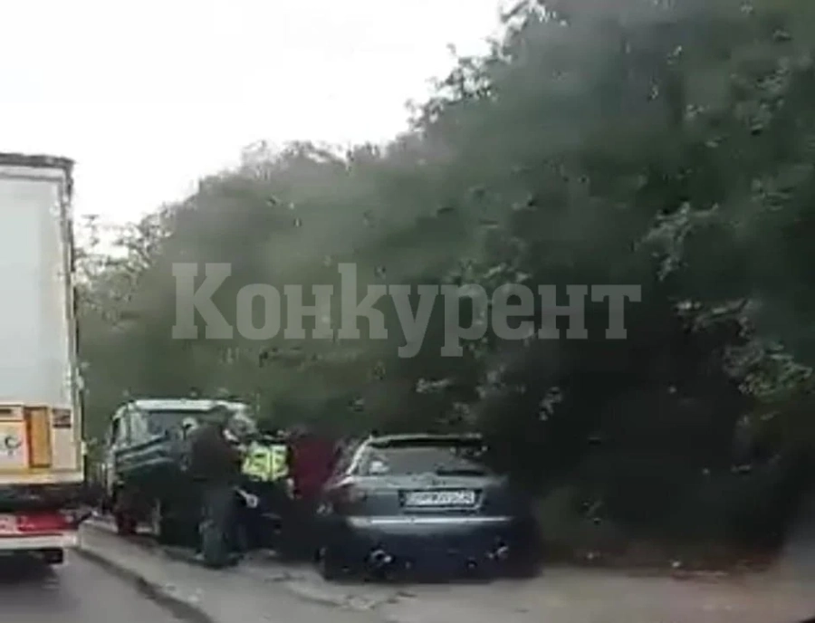 Катастрофа между кола и камион затруднява трафика между Враца и Оряхово СНИМКИ