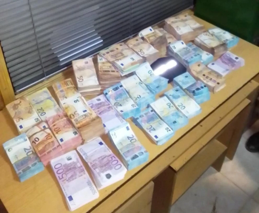В района на Ферибот Оряхово! Митничари откриха над половин милион евро, натоварени в бус