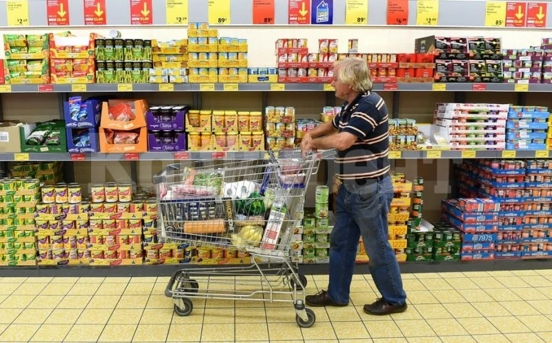 Цената на основните продукти скача. Колко повече ще броим в магазина?