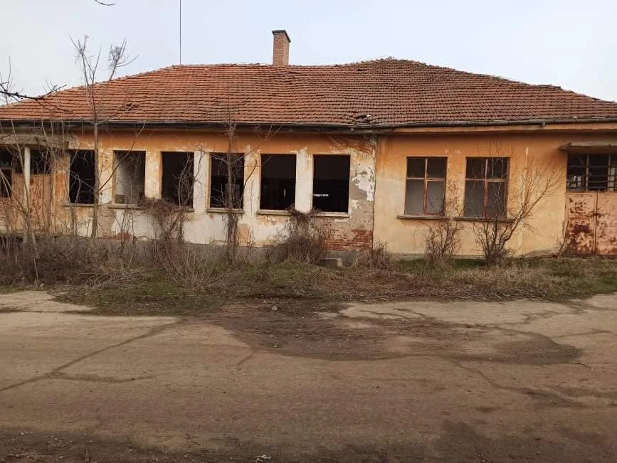 За 3 бона! Дават на търг рушаща се сграда на бивша фурна СНИМКИ
