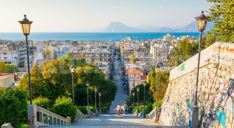 Жена роди на улицата в Гърция, минувач помогна на майката
