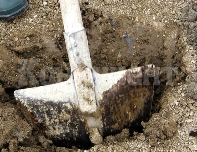 Затворници откопали гроб в Куманово, за да търсят злато