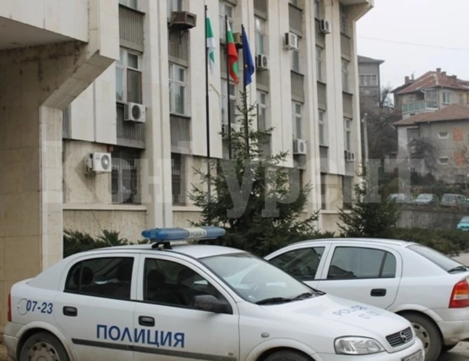 Дилър с куп присъди опита да глътне плик с амфетамин в Дряново