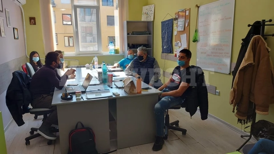 От Младежки Център - Враца се срещнаха с ръководството и двама младежи от гимназията в Кунино