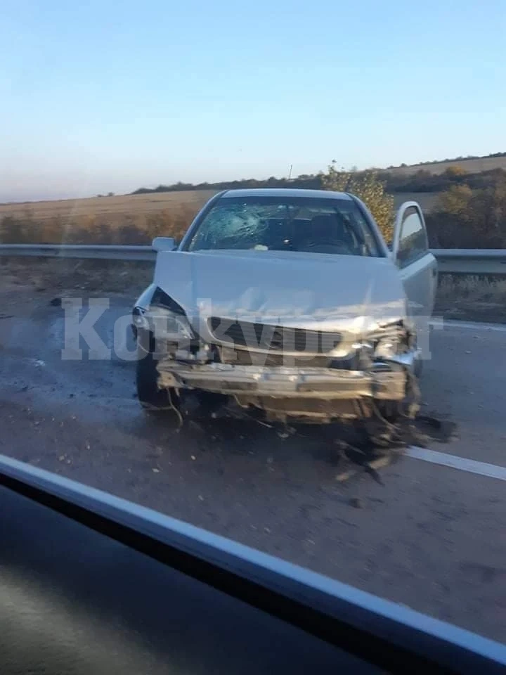 Кола и автобус се джаснаха на Е-79 СНИМКИ