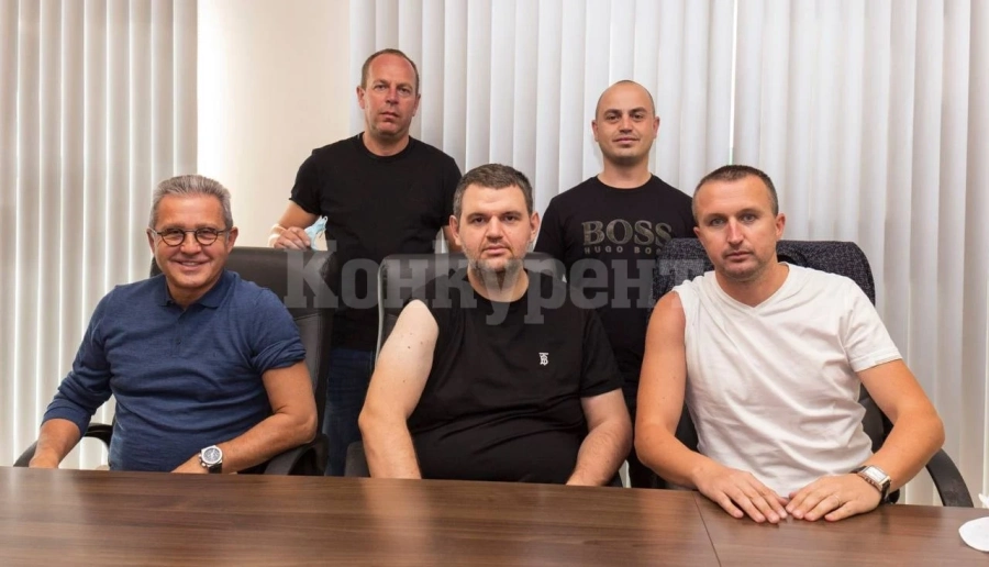 Делян Пеевски и Йордан Цонев си поставиха трета доза ваксина срещу COVID-19