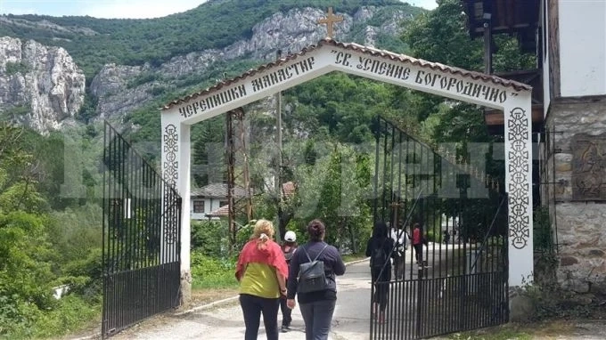 Уникални стенописи откриха в Черепишкия манастир