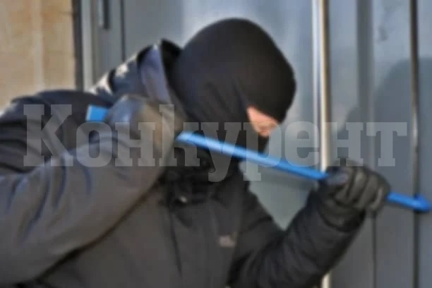 Апаш разби селска къща и задигна музикална система