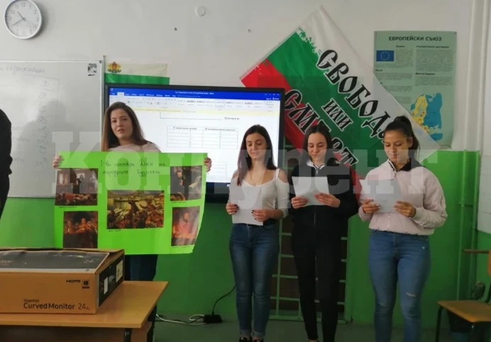 Ученици от ПГЯЕ проведоха беседа за народните будители