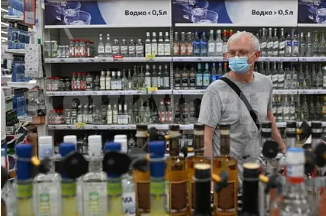 Руснаците изкупиха алкохола от магазините преди 7-те почивни дни