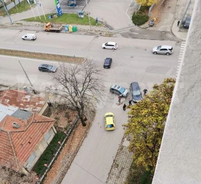 Две коли се нанизаха на булевард във Видин СНИМКИ