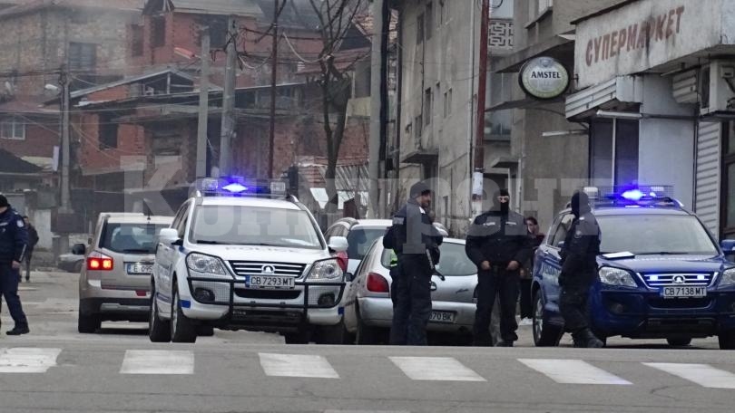 Заради изборите! Жандармерия и ченгета окупираха Бяла Слатина