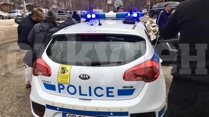 Откриха кола, тъпкана с пари, имало и незаконна горска марка