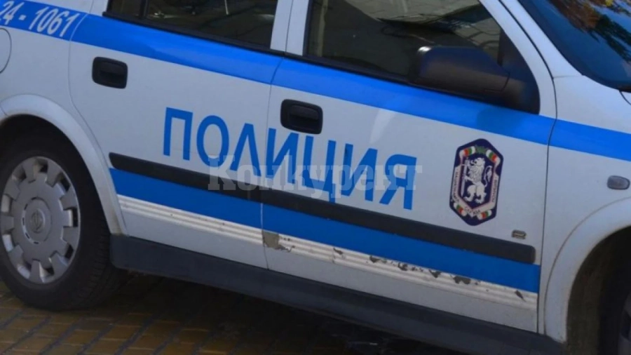 Намериха труп на мъж в апартамент, задържаха сина на жертвата