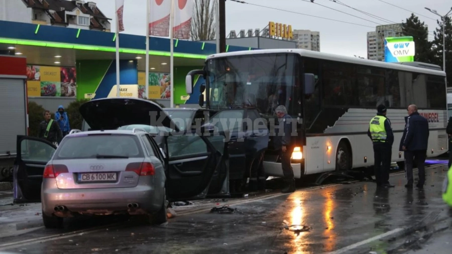 Шофьор помете 20 коли при гонка с полицията, пострада жена