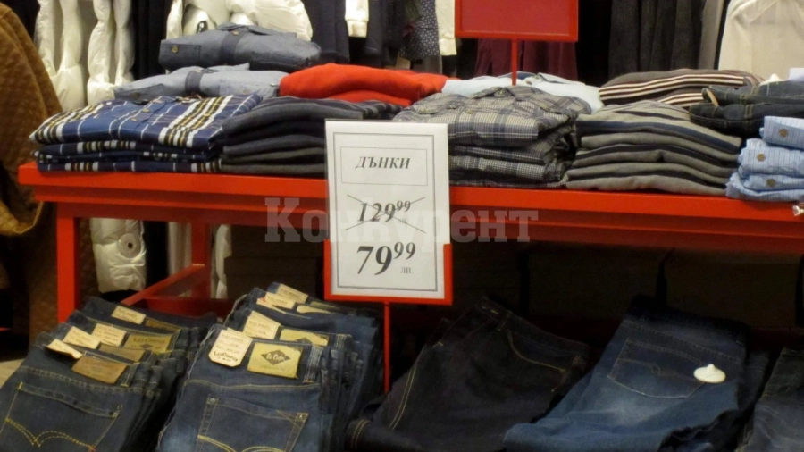 Разпродават якета и очила на половин цена