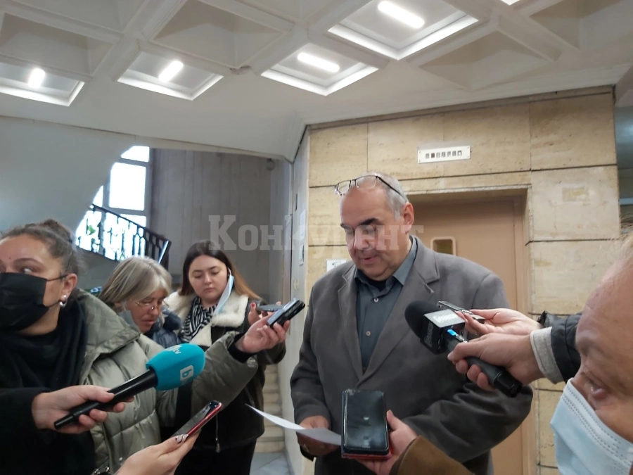 Сигнал до РИК: В Бяла Слатина членове на СИК показват на избирателите как да гласуват ВИДЕО