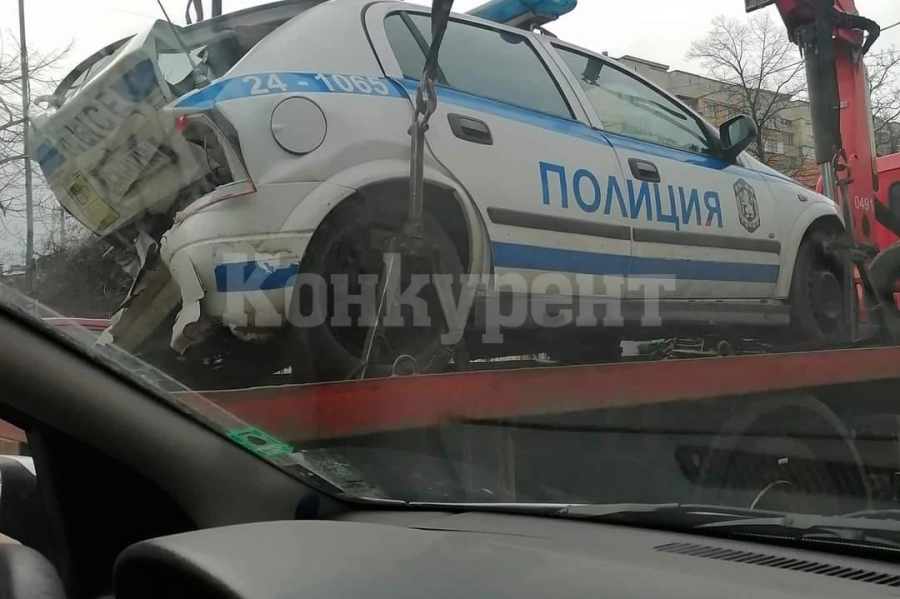 Екшън в Козлодуй! Патрулка се заби в уличен стълб при преследване на такси, „бакшишът“ се издирва