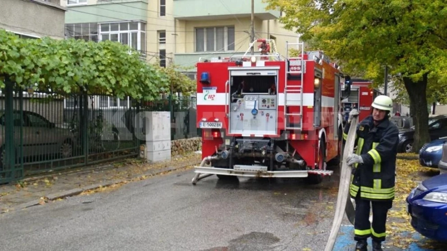 Пожар в Бургас, възрастна жена е в болница