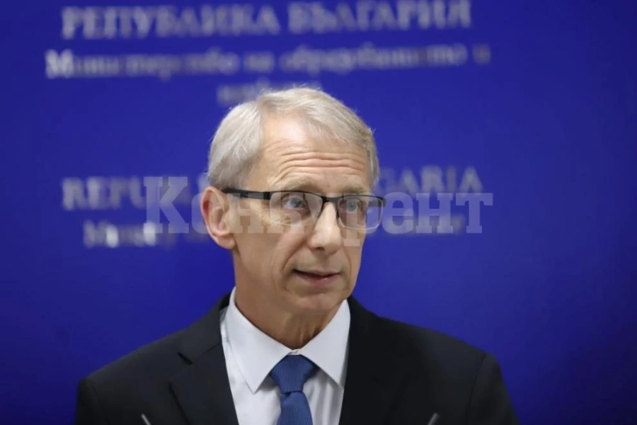 Денков: Не е ясно кога ще се върнат големите ученици в клас