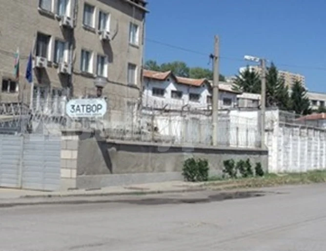 Затворник, заклал баба си, с нова присъда - за бягство от болница