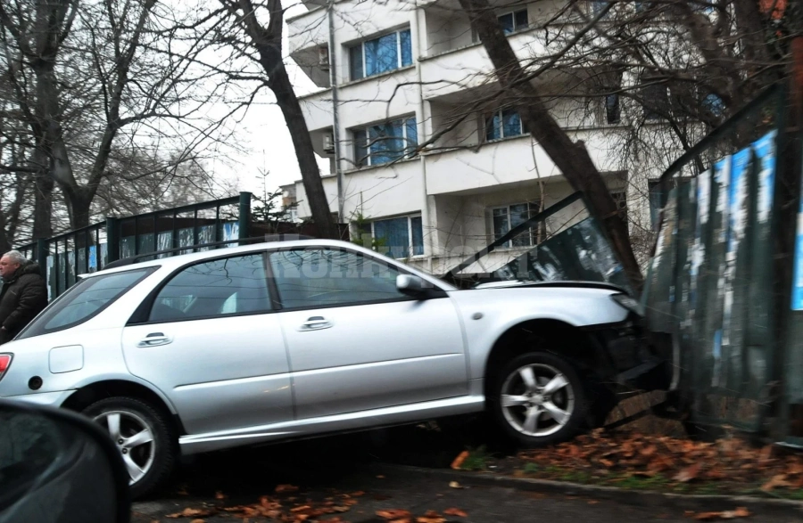 Мъртво пиян се заби с колата си в метална ограда