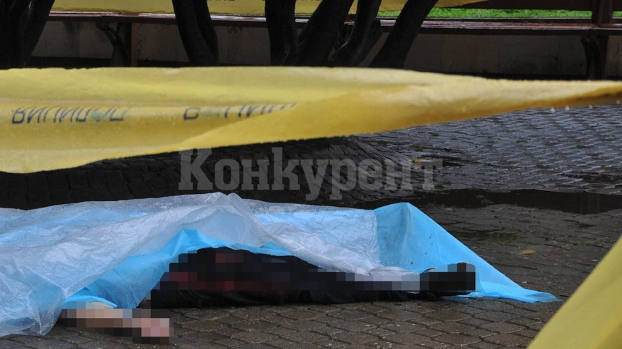Ужасяваща находка! Откриха трупа на 43-годишен под колата му