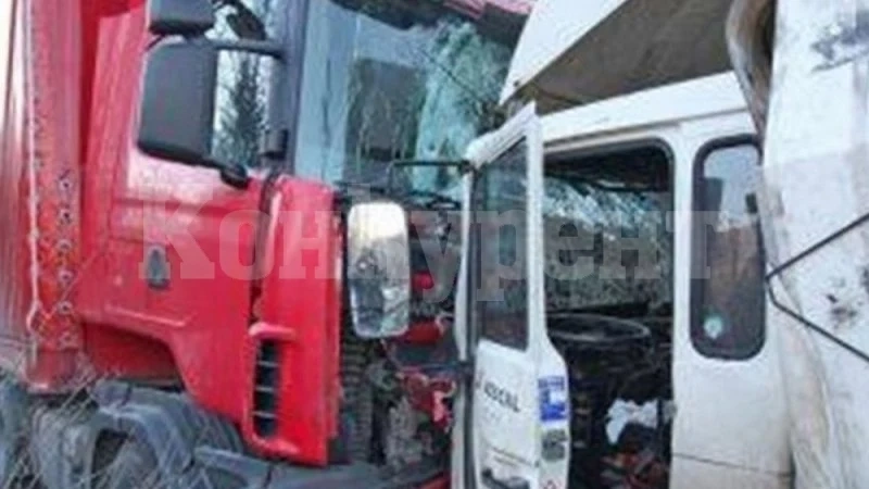 Жесток сблъсък! Два тира се натресоха край Монтана