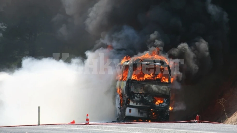 46 души овъглени при пожар в пътнически автобус на АМ Струма