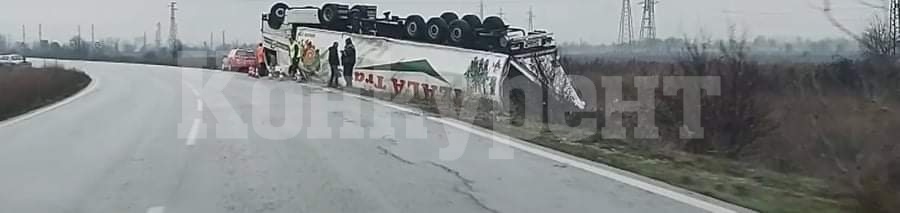 Турчин навири гумите на ТИР край Видин - зрелищни СНИМКИ 