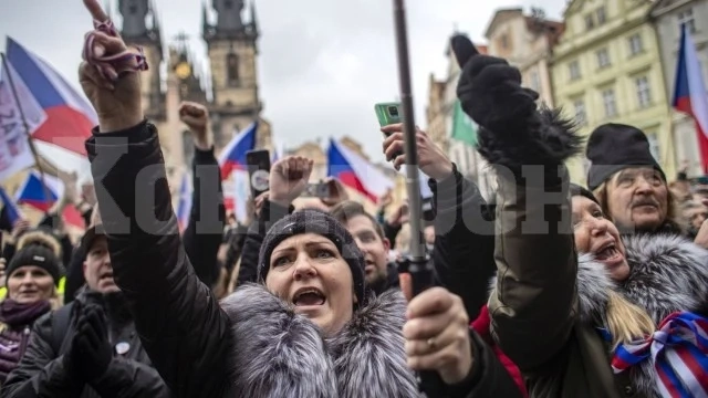 В Прага скочиха срещу ограниченията за неваксинираните