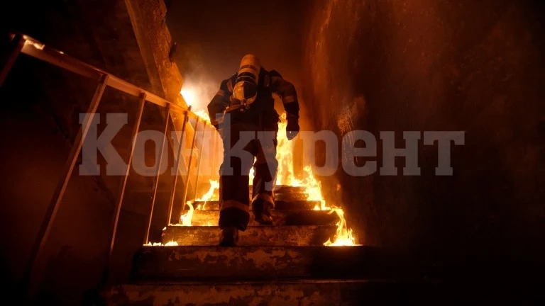 Запалена автомобилнa гумa обгази блок във Враца