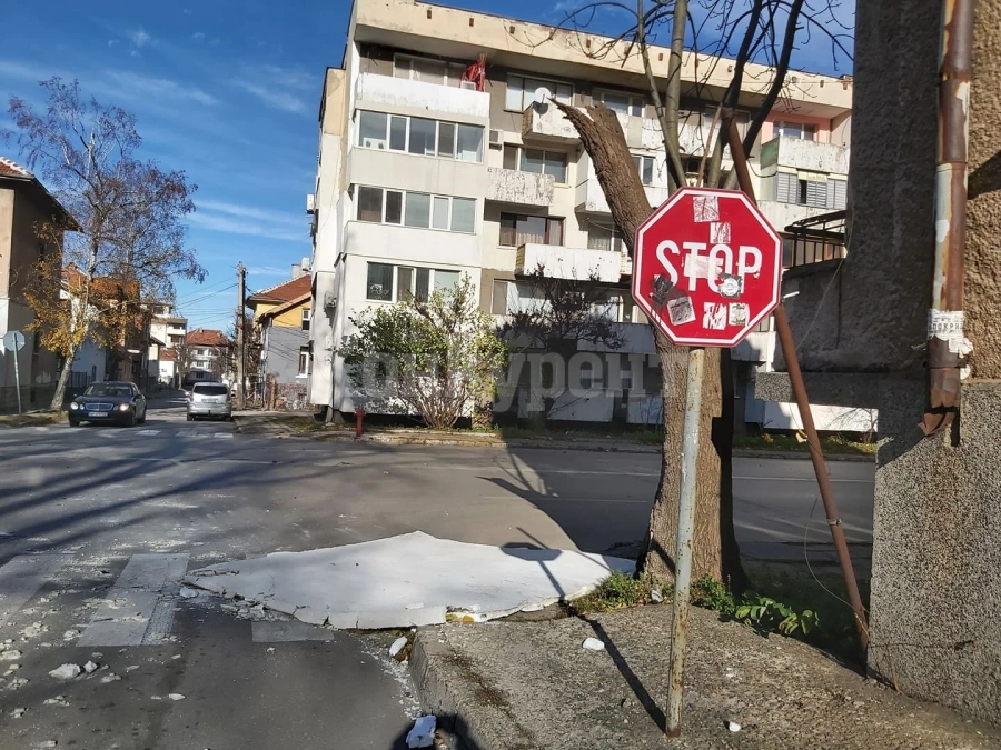 Силният вятър събори изолацията на блок във Враца СНИМКИ
