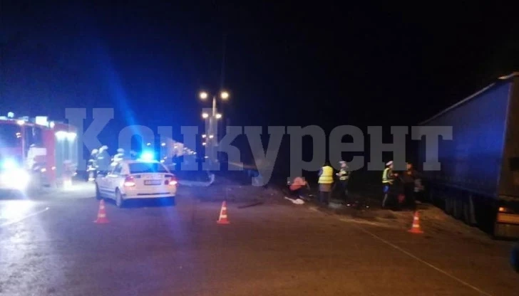 Зрелищна каскада! Пиян и надрусан младеж се заби в метален стълб с „БМВ“-то си във Видин