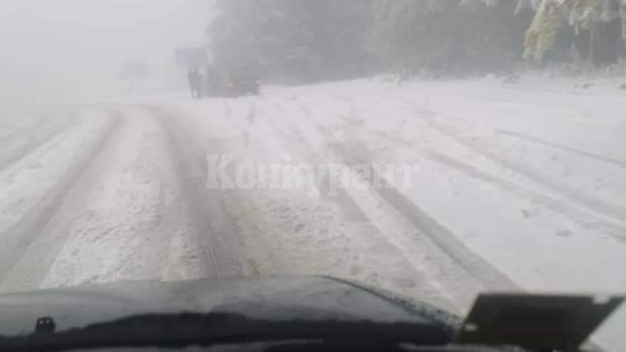 Сняг заваля на прохода „Петрохан“