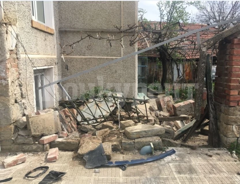 „Ауди“ събори ограда на къща в Монтанско и изчезна