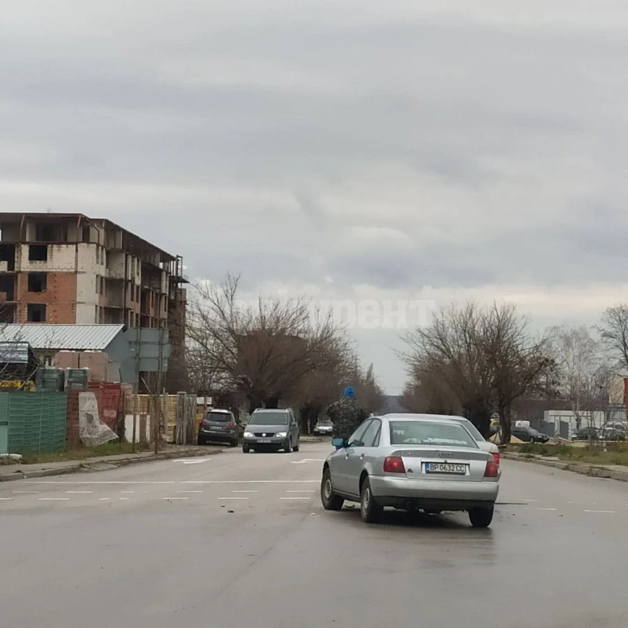 „Мерцедес“ и „Ауди“ огънаха ламарините на кръстовище във Враца СНИМКИ