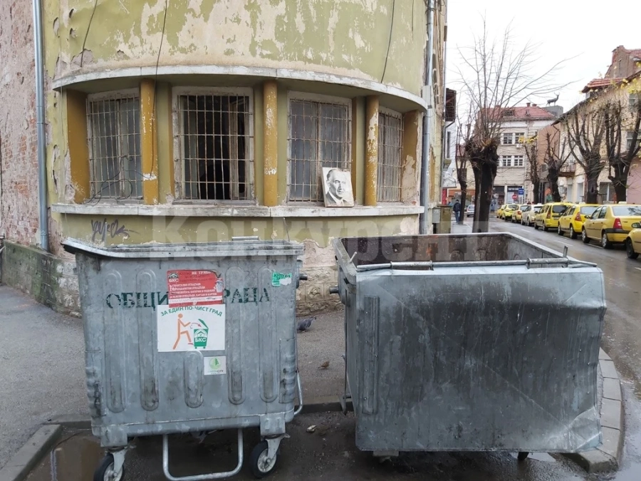 Портрет на Тодор Живков събира любопитни погледи СНИМКИ
